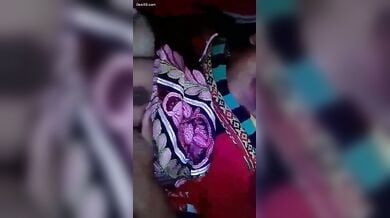 बॉयफ्रेंड ने खोलकर देखी अपनी गर्लफ्रेंड के चुचे और चूत