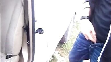 छोटी खाला को भांजे ने कार में चोदा गोरे लौड़े से
