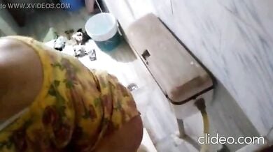आंटी, भाभी और गांव की कुछ औरतों को मूतते हुए चुपके से फिल्माया