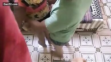 बीवी गई मायके तो मालिक ने कामवाली को ही कुत्तिया बनाकर चोदा