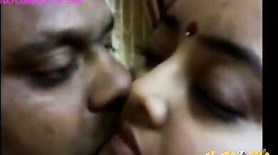 घरेलु बंगाली बीवी की गैर मर्द के साथ चुम्माचाटी