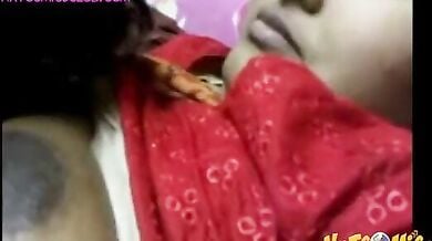 घरेलु बंगाली बीवी की गैर मर्द के साथ चुम्माचाटी