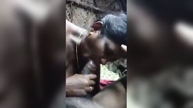 साउथ की आंटी ने झोपड़े में लंड चूसा