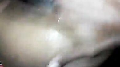 बीवी की चूत उंगलियों से जोर-जोर से चोदकर उसमें से मलाई निकाल दी