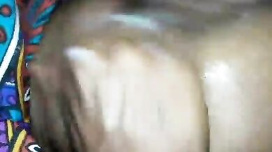 बीवी की चूत उंगलियों से जोर-जोर से चोदकर उसमें से मलाई निकाल दी