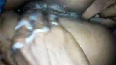 बीवी की चूत उंगलियों से जोर-जोर से चोदकर उसमें से मलाई निकाल दी