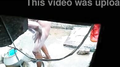 घर के पिछवाड़े में नंगी नहा रही पड़ोसी आंटी को चुपके से देखा