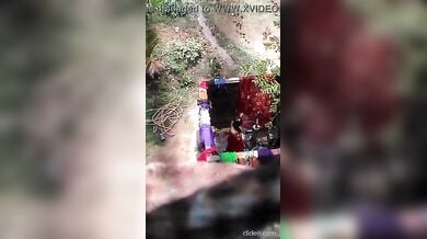 पड़ोस वाले की बीवी को नहाते हुए मैंने चुपके से फिल्माया