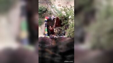 पड़ोस वाले की बीवी को नहाते हुए मैंने चुपके से फिल्माया