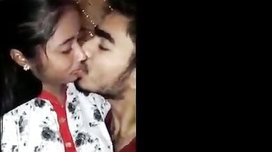 रोडसाइड दारू के ठेके पर नंगी हरकतें करते देसी लवर्स