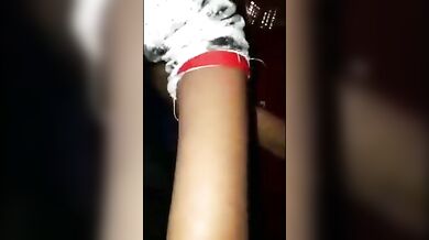 रोडसाइड दारू के ठेके पर नंगी हरकतें करते देसी लवर्स