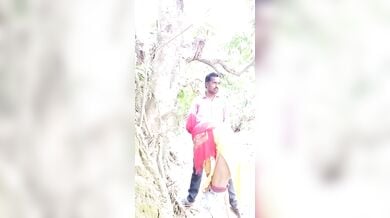 पेड़ की डाली से लटककर अपने रिश्तेदार से बीच सड़क चुदती लड़की