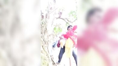 पेड़ की डाली से लटककर अपने रिश्तेदार से बीच सड़क चुदती लड़की