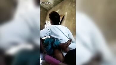 दिन दहाड़े दरवाजा खुला छोड़ चुदाई करते देहाती लवर्स