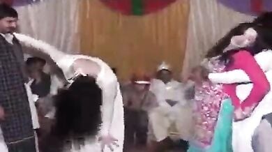 शादी में रंडियों का सेक्सी पाकिस्तानी मुजरा वीडियो