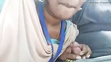 तमिल ऑफिस गर्ल ने आउटडोर में चुसा बॉस का लंड