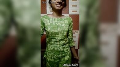 कॉलेज गर्ल ने बॉयफ्रेंड को अपने नाजुक चुचे दबाकर दिखाए