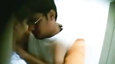 सायबर कैफ़े में चुदाई करते देसी लवर्स हुए स्पाई कैम में कैद