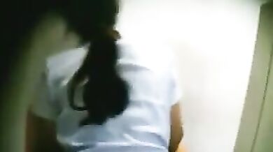 सायबर कैफ़े में चुदाई करते देसी लवर्स हुए स्पाई कैम में कैद