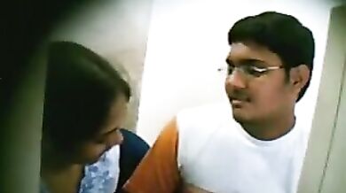 सायबर कैफ़े में चुदाई करते देसी लवर्स हुए स्पाई कैम में कैद