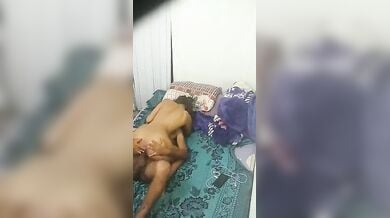 गर्लफ्रेंड को ऊपर लिटाकर नीचे से करारे शॉट्स मारता बॉयफ्रेंड