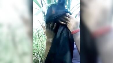 गन्ने के खेत में चोदी शादीशुदा देहाती प्रेमिका