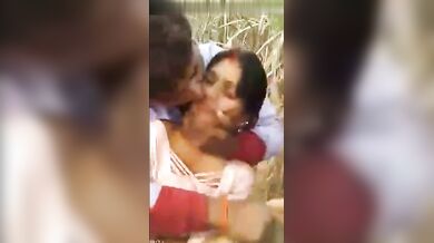 मुस्लिम रंडी को खेत में चोद के बीएफ बनाया