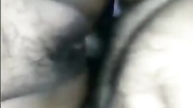 अंगूठे से चूत का दाना घिसते हुए की चुदाई