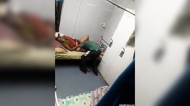 इंदौर बॉयज होस्टल में कामवाली की चुदाई करता लड़का