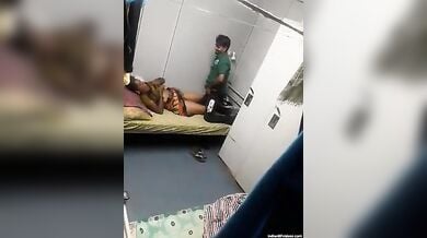 इंदौर बॉयज होस्टल में कामवाली की चुदाई करता लड़का