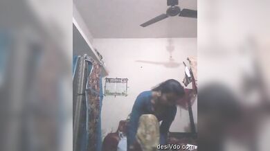 कपड़े बदलते वक्त लड़की ने दिखाए अपने बूब्स और चूत