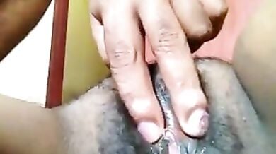 अपनी मल्लू बीवी सोफिया की चड्डी उतारकर उसकी चूत और गांड दिखाता पति