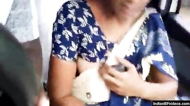 चलती कार में आंटी के बूब्स दबाए, चूत सहलाई