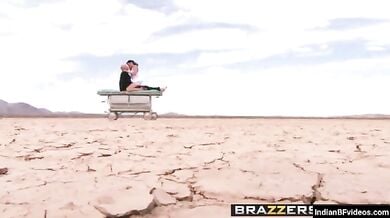 तपते रेगिस्तान में जॉनी सिंस ने चोदी पोर्नस्टार की गर्म चूत!