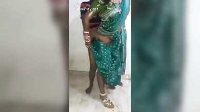 पीछे से बीवी की गांड मारने की कोशिश करता पति