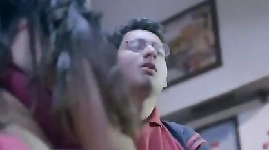 अधनंगी सेक्सी टीचर ने पप्पू स्टूडेंट का लंड हिलाकर घी निकाला