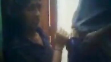 पहली बार लंड चुसने में हिचकिचाती तमिल ऑफिस लड़की