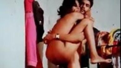 क्यूट सी देसी गर्ल को गोदी में उठा के चोदा