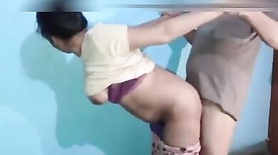 गिगोलो ने पोज़ बदल बदल के देसी भाभी की चुदाई की
