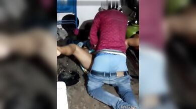 गेरेजवाले शंकर ने आंटी को चोदा बुर खोल के