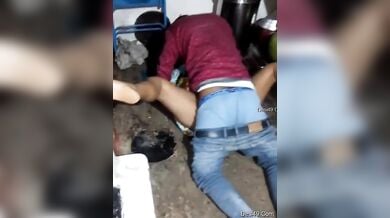 गेरेजवाले शंकर ने आंटी को चोदा बुर खोल के