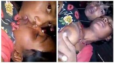 देहाती पड़ोसी औरत के चुचे दबाते हुए उसके होंठ चूमता लड़का