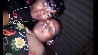 देहाती पड़ोसी औरत के चुचे दबाते हुए उसके होंठ चूमता लड़का