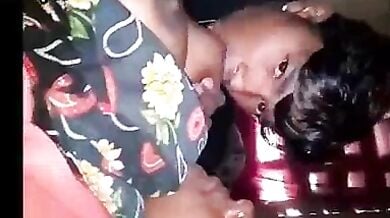 देहाती पड़ोसी औरत के चुचे दबाते हुए उसके होंठ चूमता लड़का