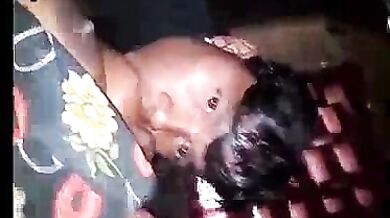 देहाती पड़ोसी औरत के चुचे दबाते हुए उसके होंठ चूमता लड़का