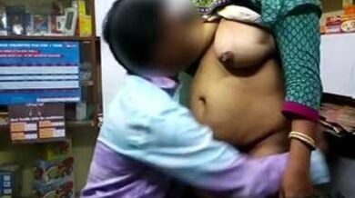 मोबाइल की शॉप में आंटी ने चूत चटवा के रोमांस किया