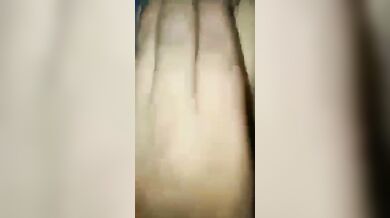 रात में बीवी की पैंटी उतारकर उसकी चूत के साथ खेलता पति