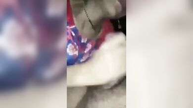 रात में बीवी की पैंटी उतारकर उसकी चूत के साथ खेलता पति