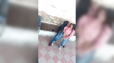 गर्लफ्रैंड की जीन्स में हाथ डालकर चूत सहलाता बॉयफ्रेंड