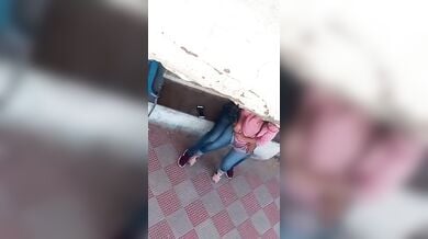 गर्लफ्रैंड की जीन्स में हाथ डालकर चूत सहलाता बॉयफ्रेंड